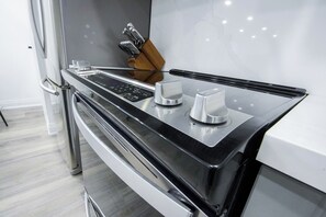 Fridge, oven, stovetop, coffee/tea maker - Cozy Hideaway - Your home away from home.  Private Entry + Full Kitchen (Brantford)