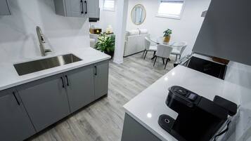 Jääkaappi, uuni, liesi, kahvin-/teenkeitin