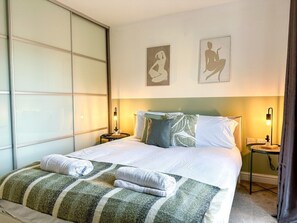 5 bedrooms, iron/ironing board, travel cot, free WiFi - Luxury & Spacious 5 Bedroom Townhouse - Sleeps 8 (Berkshire)