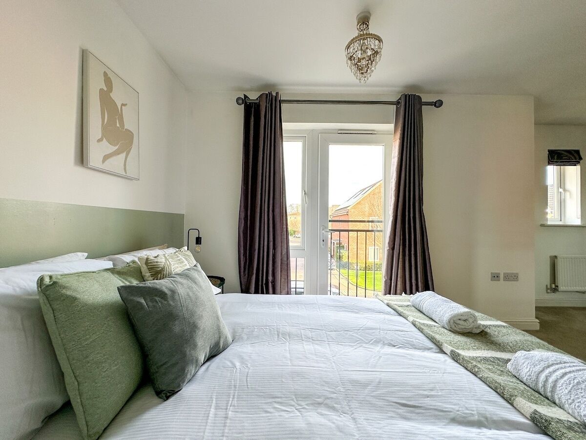 5 bedrooms, iron/ironing board, travel crib, WiFi (free)