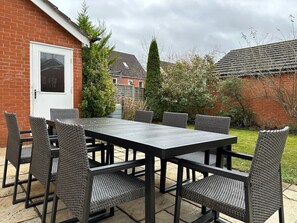 Outdoor dining - Luxury & Spacious 5 Bedroom Townhouse - Sleeps 8 (Berkshire)