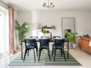 Dining - Luxury & Spacious 5 Bedroom Townhouse - Sleeps 8 (Berkshire)