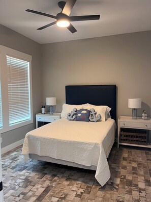 3 habitaciones, tabla de planchar con plancha, wifi y ropa de cama 