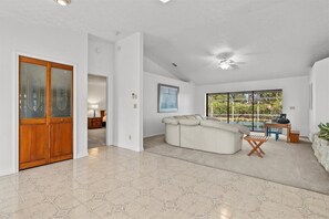 Smart TV, music library, computer monitors - Riverside Retreat: 4BR/3BA with Private Dock and Boat Lift (Stuart)