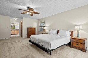 4 bedrooms, desk, iron/ironing board, free WiFi - Riverside Retreat: 4BR/3BA with Private Dock and Boat Lift (Stuart)