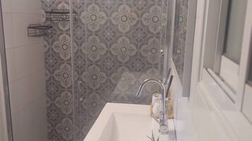 Haartrockner, Handtücher, Seife, Toilettenpapier