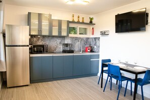 Geladeira, micro-ondas, cafeteira/chaleira, chaleira elétrica