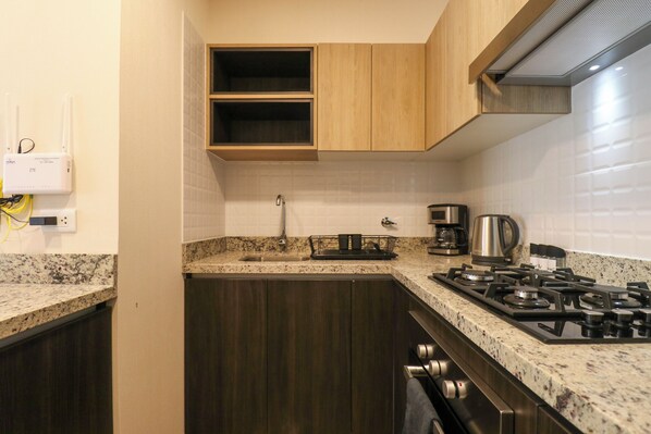 Apartamento, sacada (203) | Cozinha privada | Micro-ondas, fogão, talheres/pratos/utensílios de cozinha
