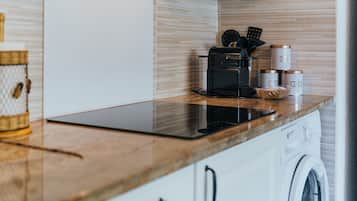 Frigorífico, microondas, horno y cafetera o tetera