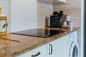 Réfrigérateur, micro-ondes, four, cafetière/bouilloire