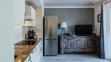 Réfrigérateur, micro-ondes, four, cafetiÚre/bouilloire