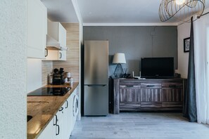 Refrigerador, microondas, horno y cafetera y tetera 