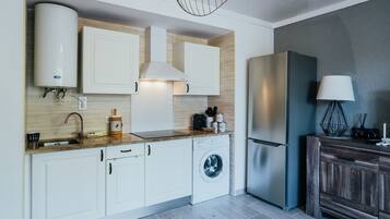 Réfrigérateur, micro-ondes, four, cafetiÚre/bouilloire