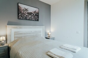Tabla de planchar con plancha, wifi gratis y ropa de cama 