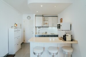 Fridge, microwave, dishwasher, coffee/tea maker