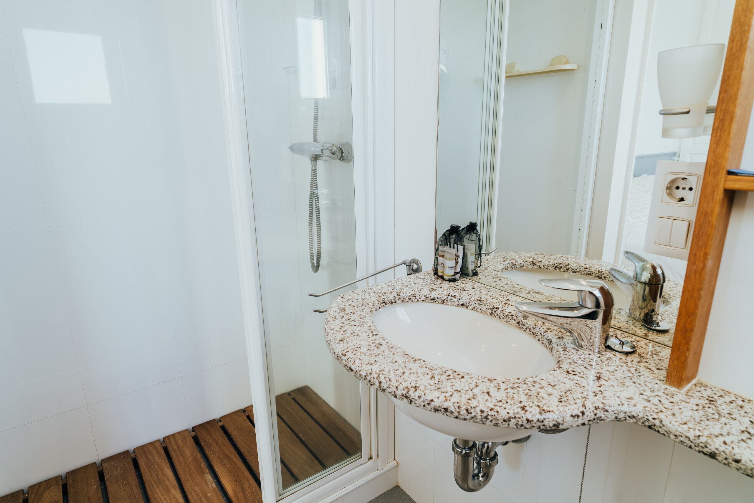 Douche, articles de toilette gratuits, sèche-cheveux