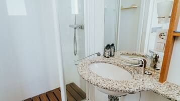 Douche, articles de toilette gratuits, sèche-cheveux
