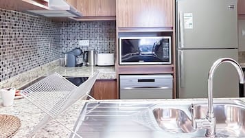 Køleskab, mikrobølgeovn, kaffe-/temaskine, brødrister