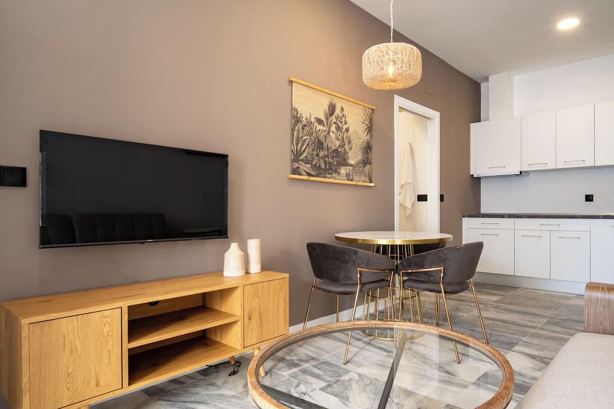 Estudio, vista a la ciudad | Área de sala de estar | Smart TV de 35 pulgadas con canales vía satélite y Netflix