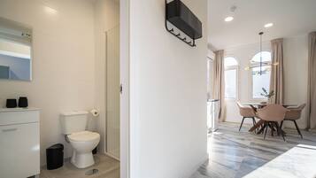 Departamento Premium, 1 habitación, vista a la ciudad | Baño | Regadera, secadora de cabello, toallas, jabón