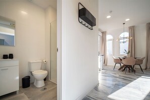 Premium Apartment, 1 Bedroom, City View | Bathroom | Shower, hair dryer, towels, soap - William Martin Apartments (Huelva)