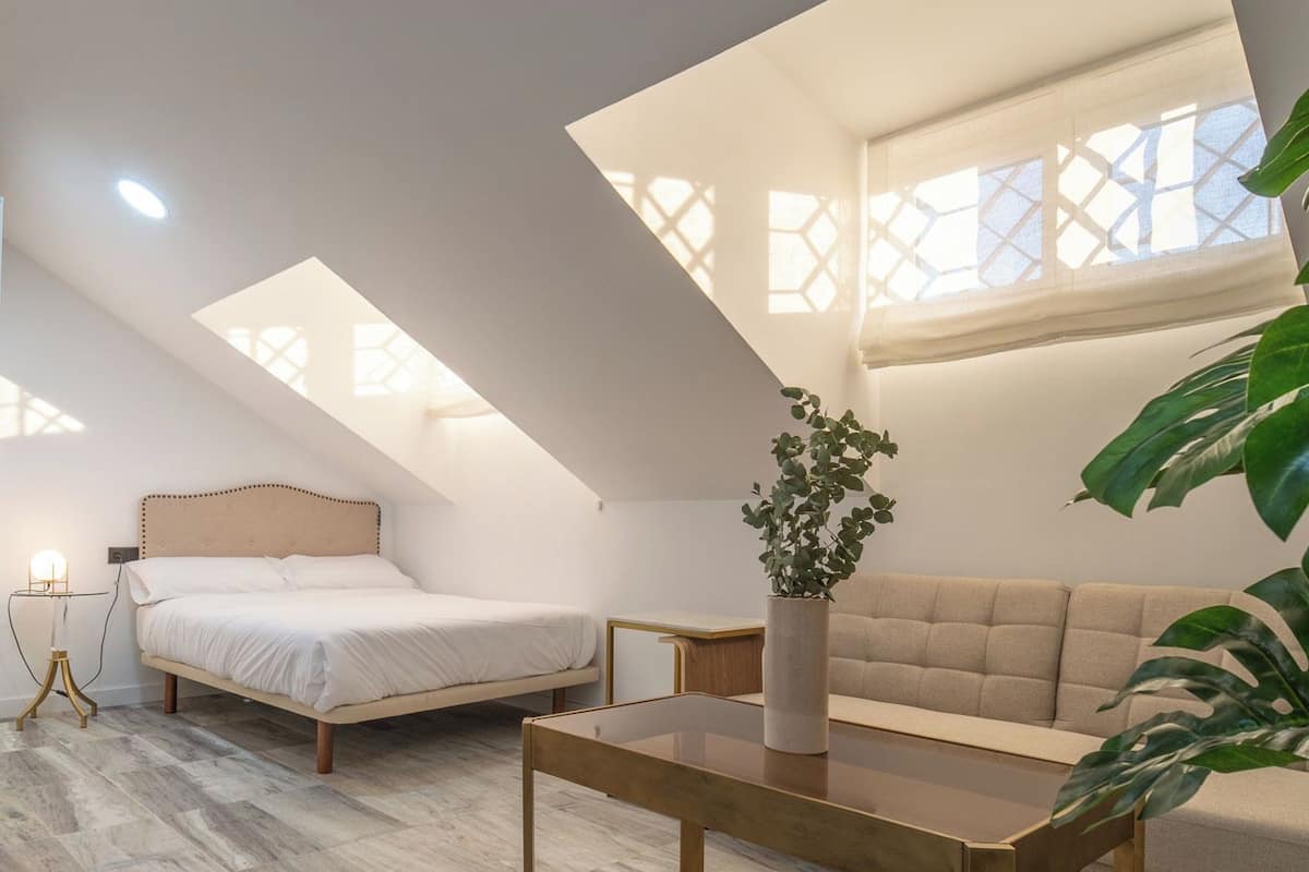 Studio, kaupunkinäköala | Kannettavalle tietokoneelle sopiva työtila, ilmainen Wi-Fi