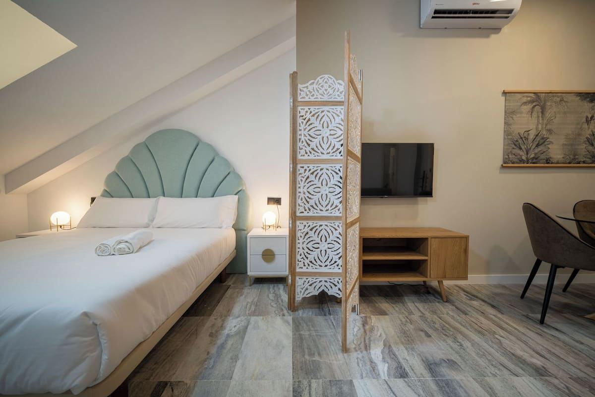 Studio, kaupunkinäköala | Kannettavalle tietokoneelle sopiva työtila, ilmainen Wi-Fi