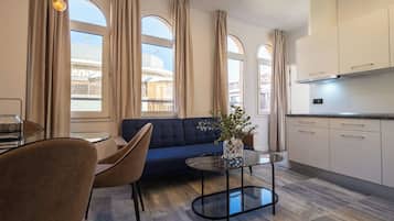 Familienapartment, Stadtblick | Wohnbereich | 35-Zoll-Smart-TV mit Satellitenempfang, Netflix, Streaming-Dienste