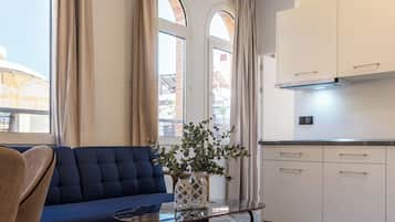 Familienapartment, Stadtblick | Wohnbereich | 35-Zoll-Smart-TV mit Satellitenempfang, Netflix, Streaming-Dienste