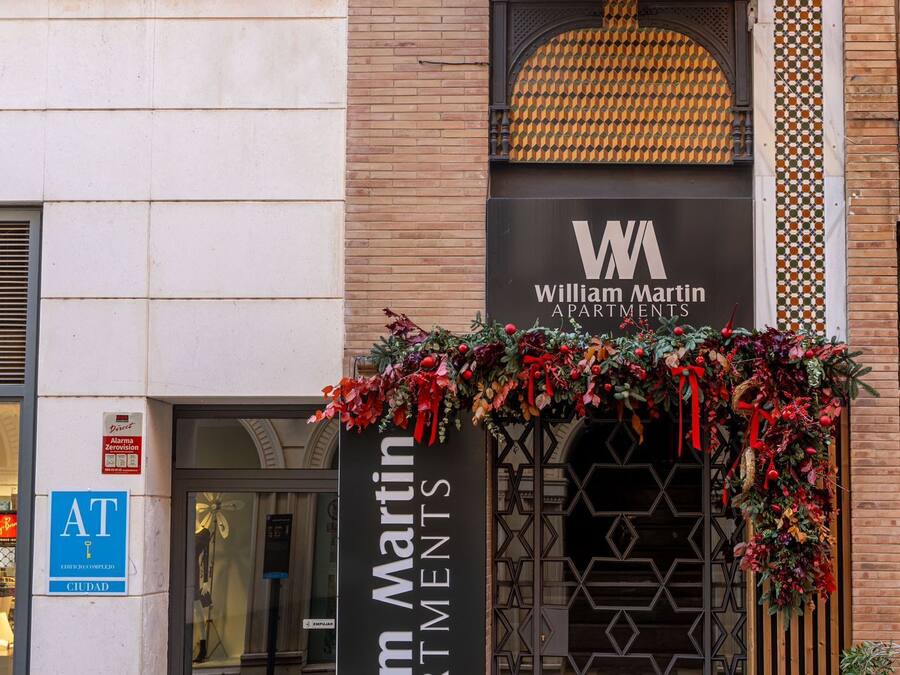 La entrada a William Martin Apartments, con un adorno festivo sobre la puerta.