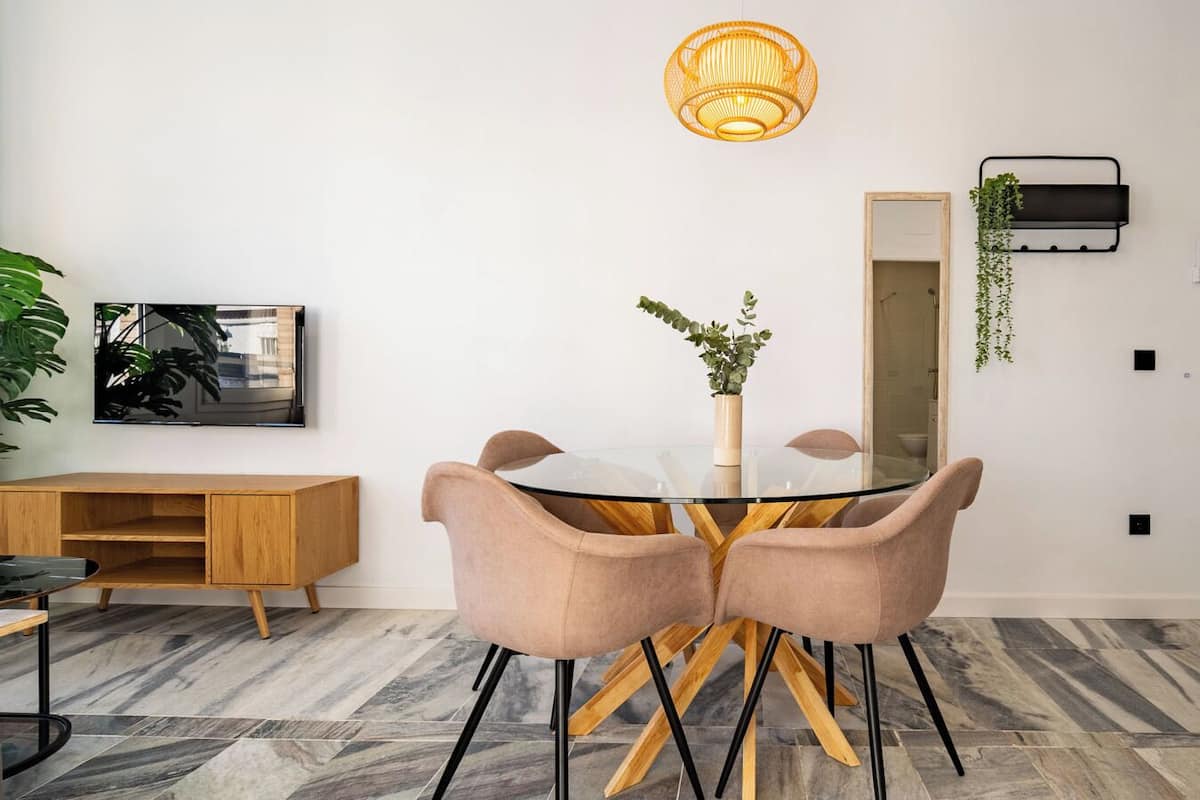 Departamento, 1 habitación, vista a la ciudad | Área de sala de estar | Smart TV de 35 pulgadas con canales vía satélite y Netflix