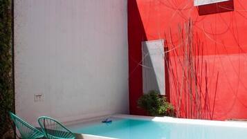 Una piscina al aire libre de temporada