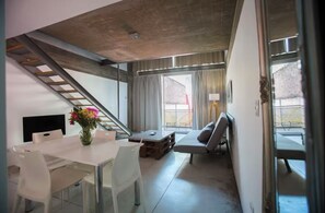 Duplex superior, 1 quarto | Área de estar | TV de tela plana 35 polegadas com canais a cabo