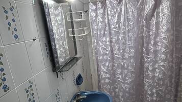 Quarto tradicional | Banheiro | Chuveiro, toalhas de banho, sabonete, shampoo