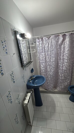 Traditionele kamer | Badkamer | Een douche, handdoeken, zeep, shampoo