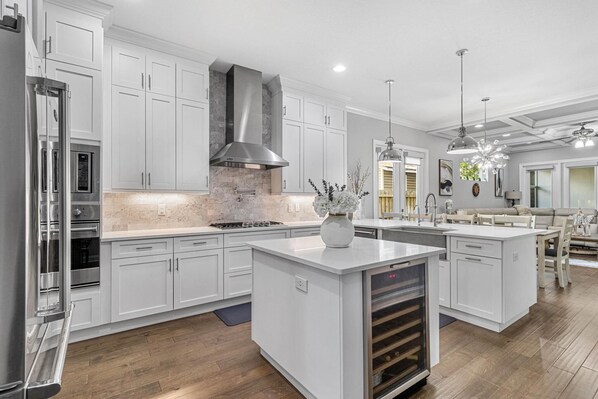 冷蔵庫、電子レンジ、オーブン、コンロ