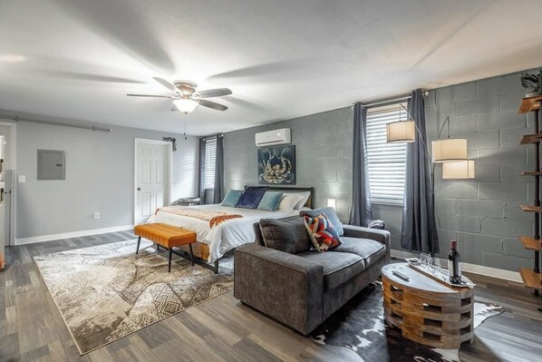 1 Schlafzimmer, Schreibtisch, Bügeleisen/Bügelbrett, Reisekinderbett