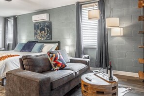 1 Schlafzimmer, Schreibtisch, Bügeleisen/Bügelbrett, Reisekinderbett