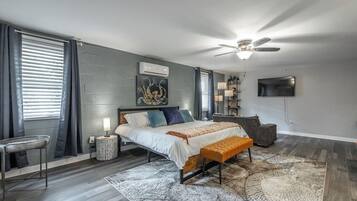 1 Schlafzimmer, Schreibtisch, Bügeleisen/Bügelbrett, Reisekinderbett