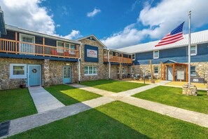 Exterior - Treehouse & Theater Arcade at Rock Spring Resort (Rock Spring)