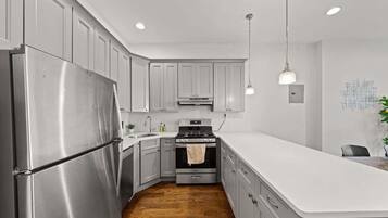 Refrigerador, microondas, horno y parrilla de estufa