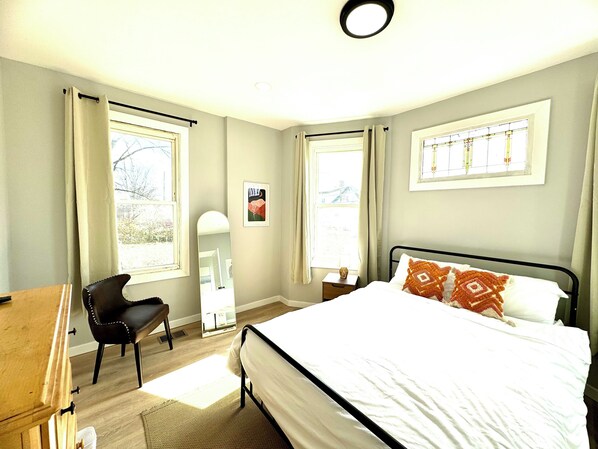 2 عدّة غرف نوم ومكواة/لوح كي وواي فاي وملاءات أسرّة