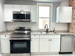 ثلاجة، ميكروويف، فرن، موقد طهي مسطح