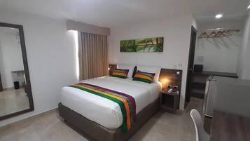 Habitación Confort con 1 cama doble o 2 individuales, balcón | Caja fuerte, escritorio, cortinas opacas y tabla de planchar con plancha
