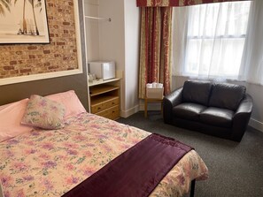 Deluxe Room | In-room safe, desk, laptop workspace, iron/ironing board - Backpackers Hotel (Blackpool)