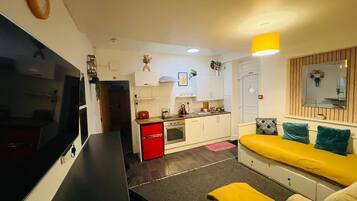 Deluxe Apartment | In-room safe, desk, laptop workspace, iron/ironing board