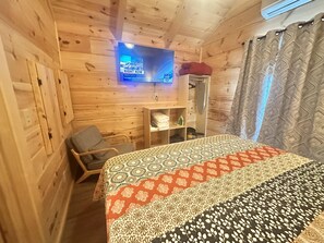 1 bedroom, iron/ironing board, free WiFi, bed sheets - Snuggle Time - Hot Tub, Fireplace, Hiking, Wi-Fi (Union Mills)