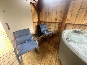 Outdoor spa tub - Snuggle Time - Hot Tub, Fireplace, Hiking, Wi-Fi (Union Mills)