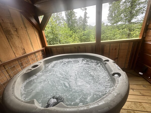 Outdoor spa tub - Snuggle Time - Hot Tub, Fireplace, Hiking, Wi-Fi (Union Mills)