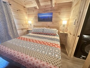 1 bedroom, iron/ironing board, free WiFi, bed sheets - Snuggle Time - Hot Tub, Fireplace, Hiking, Wi-Fi (Union Mills)
